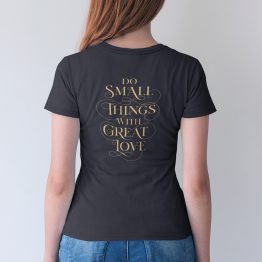Quote T-shirt Do Small Things With Great Love Zwart